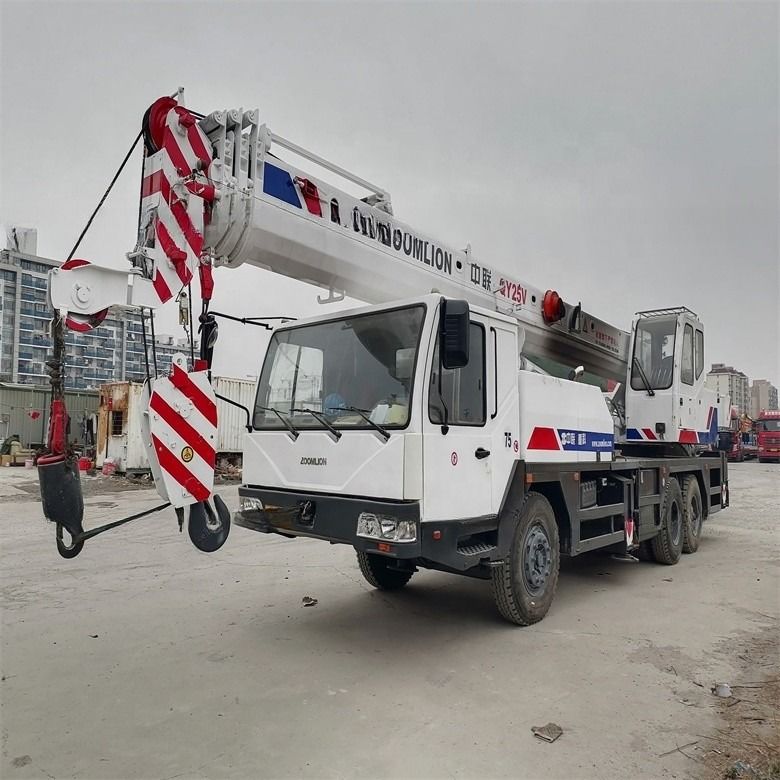 Crane mobile à roues de 20 tonnes Zoomlion QY25V d'occasion avec 3000 à 4000 heures de travail