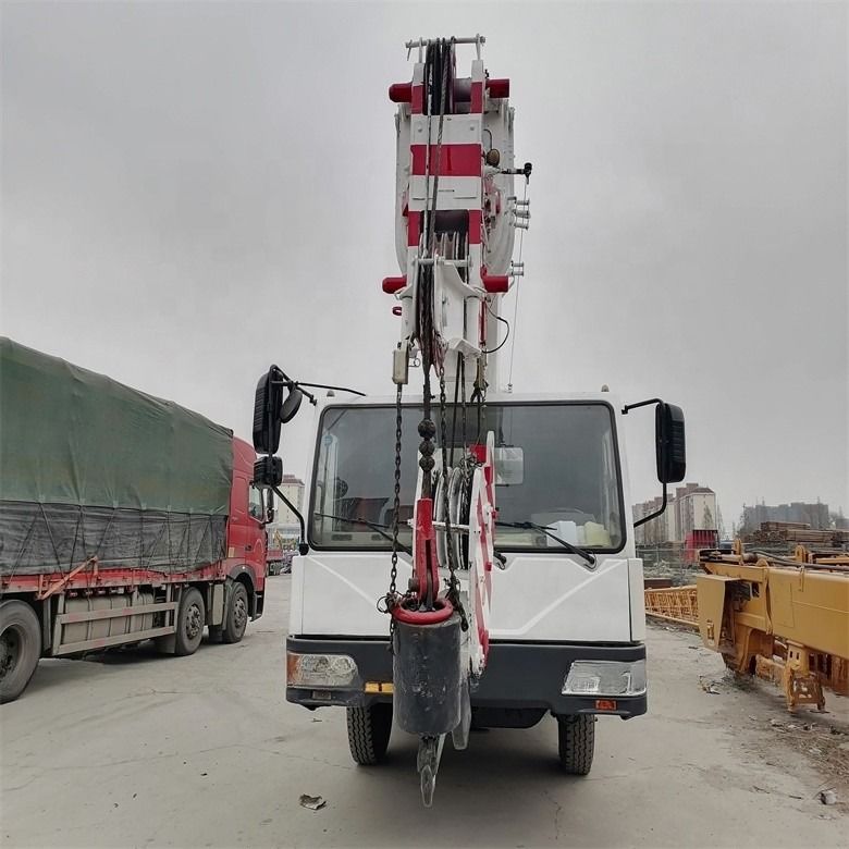 Crane mobile à roues de 20 tonnes Zoomlion QY25V d'occasion avec 3000 à 4000 heures de travail