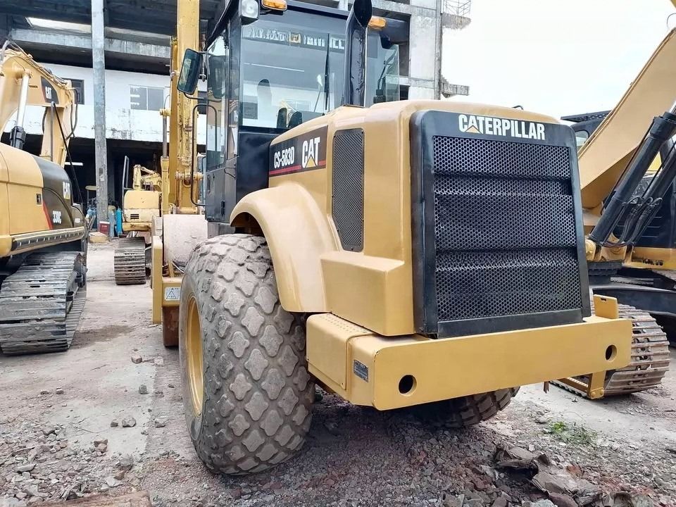 En bon état CAT CS-583D, rouleau de route à tambour unique vibrant avec pièces de rechange d'origine