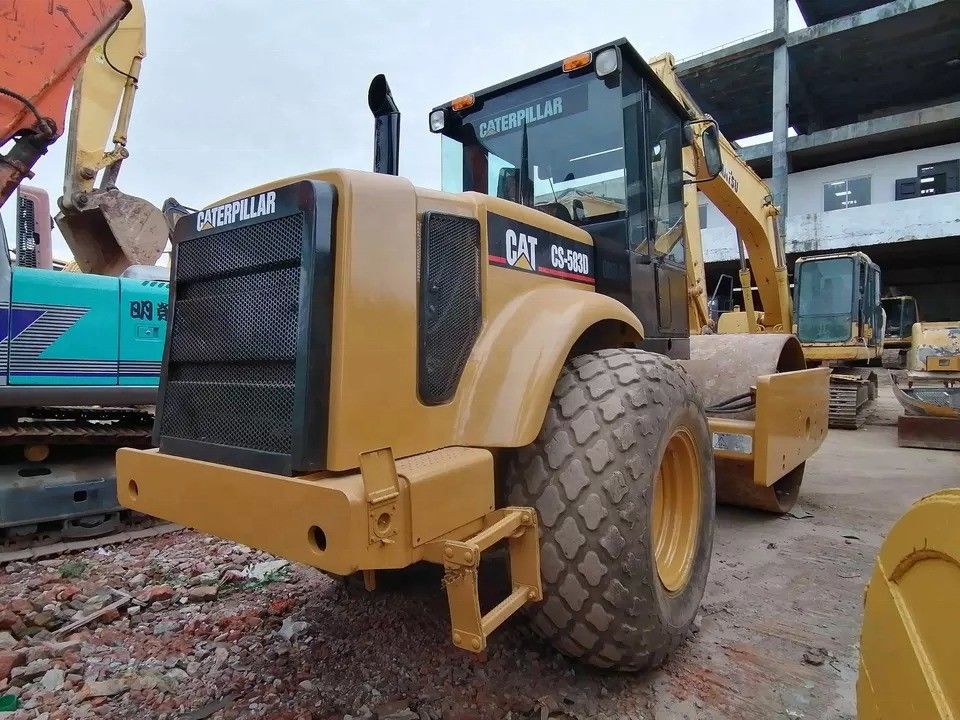 En bon état CAT CS-583D, rouleau de route à tambour unique vibrant avec pièces de rechange d'origine