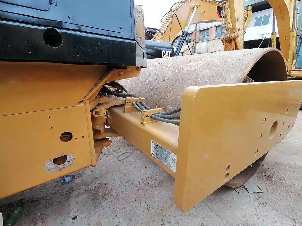 En bon état CAT CS-583D, rouleau de route à tambour unique vibrant avec pièces de rechange d'origine