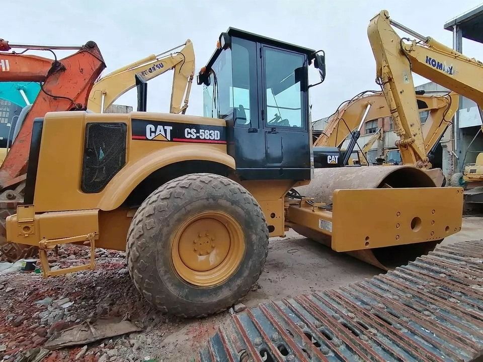 En bon état CAT CS-583D, rouleau de route à tambour unique vibrant avec pièces de rechange d'origine