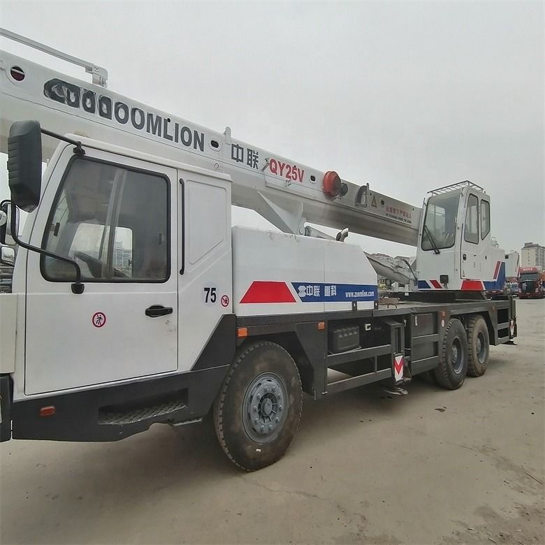 Zoomline QY25V Grue routière de 25 tonnes en excellent état avec 1900-2000 heures de travail