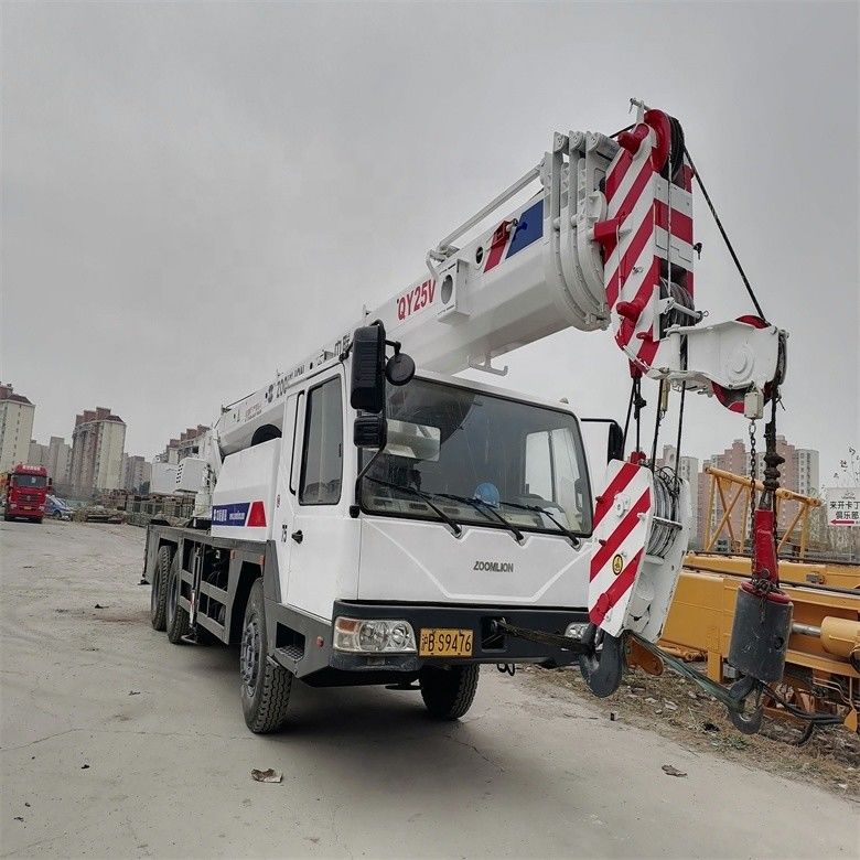 Zoomline QY25V Grue routière de 25 tonnes en excellent état avec 1900-2000 heures de travail