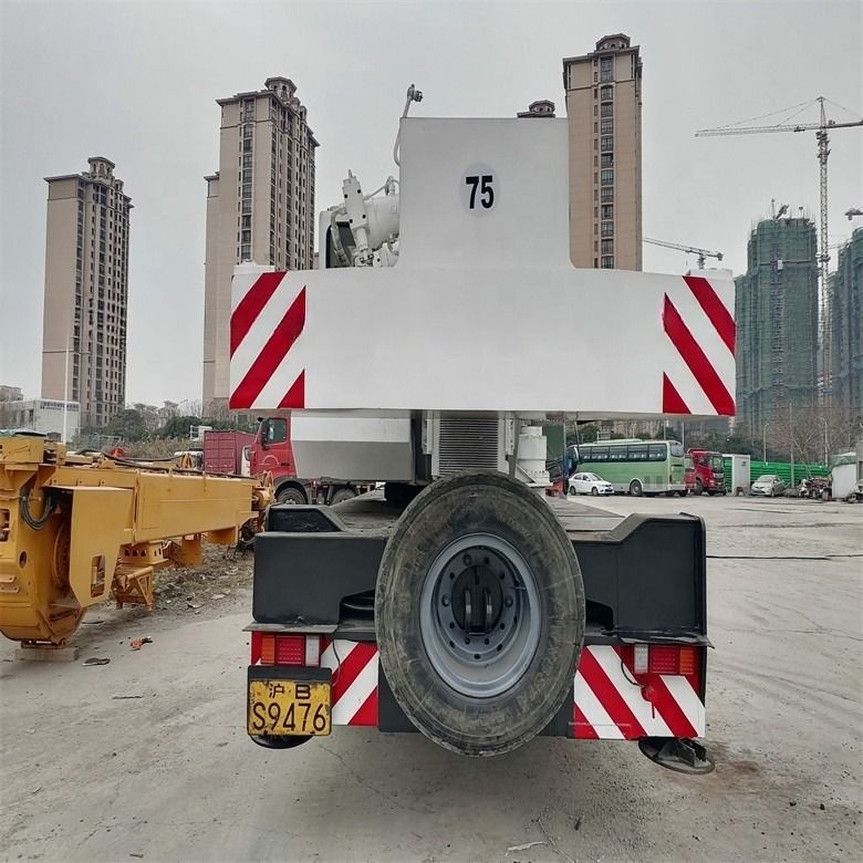 Zoomline QY25V Grue routière de 25 tonnes en excellent état avec 1900-2000 heures de travail