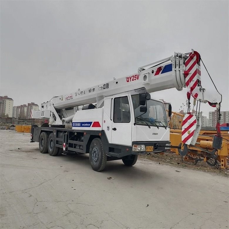 Zoomline QY25V Grue routière de 25 tonnes en excellent état avec 1900-2000 heures de travail