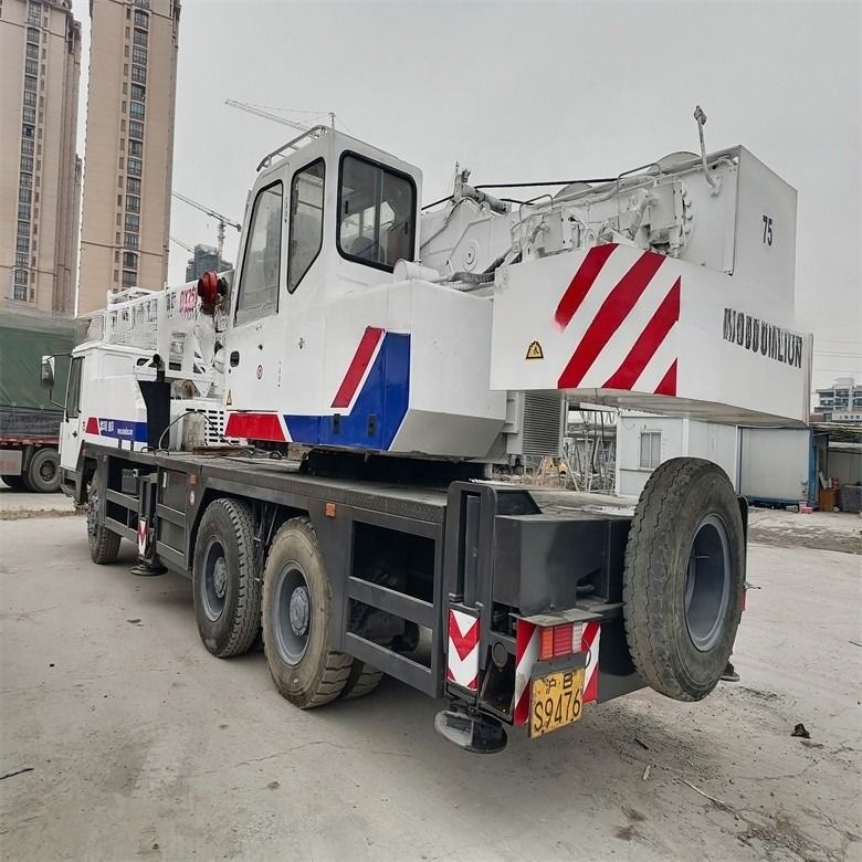 Zoomline QY25V Grue routière de 25 tonnes en excellent état avec 1900-2000 heures de travail