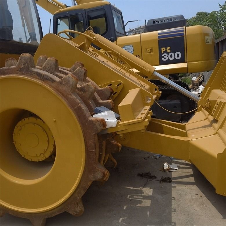 35 tonnes d'occasion Caterpillar Cat 826G compacteur en excellent état couleur originale Japon