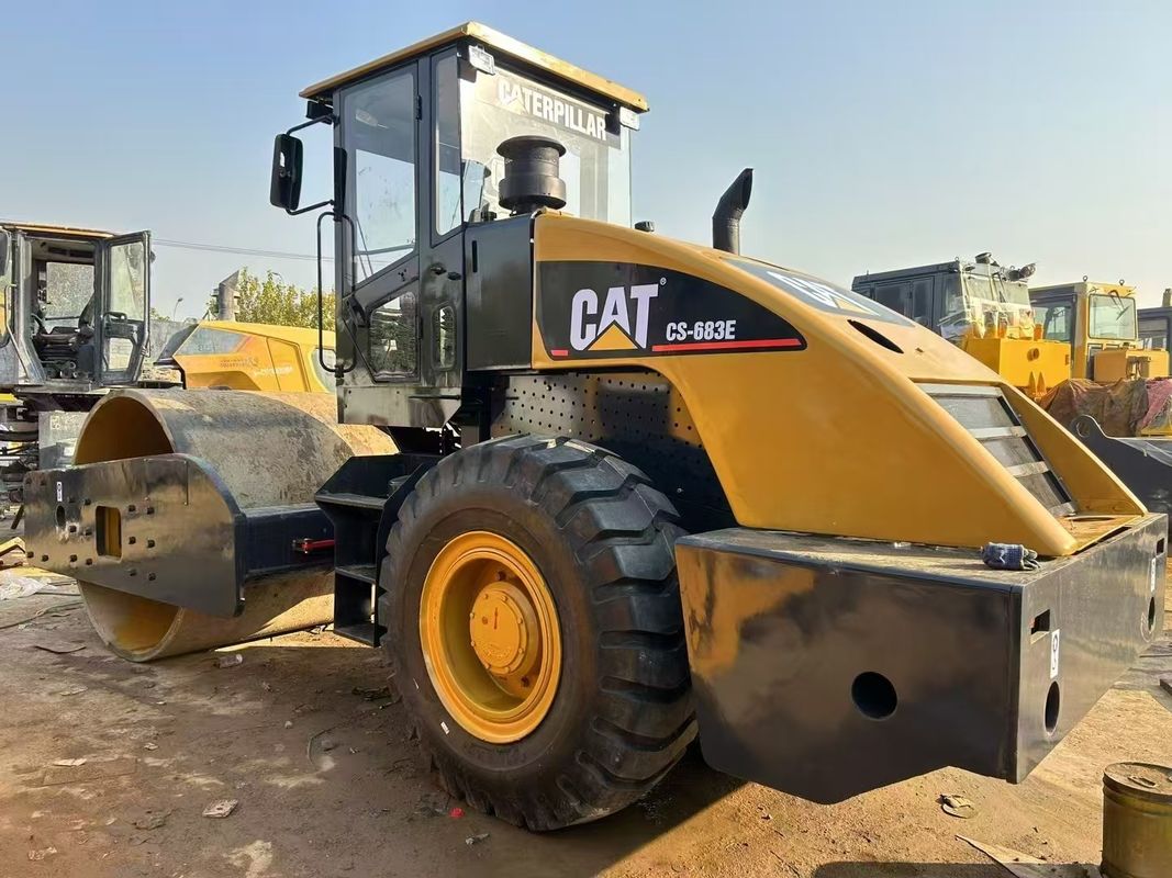 Compacteur à rouleaux vibrante CAT CS-683E utilisé 1,8 mm Amplitude 134 kW Puissance du moteur