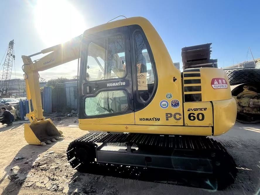 Utilisé KOMATSU Excavateur à rampe PC60-7 d'occasion KOMATSU PC60-7 équipement d'excavation d'excavateur à voie
