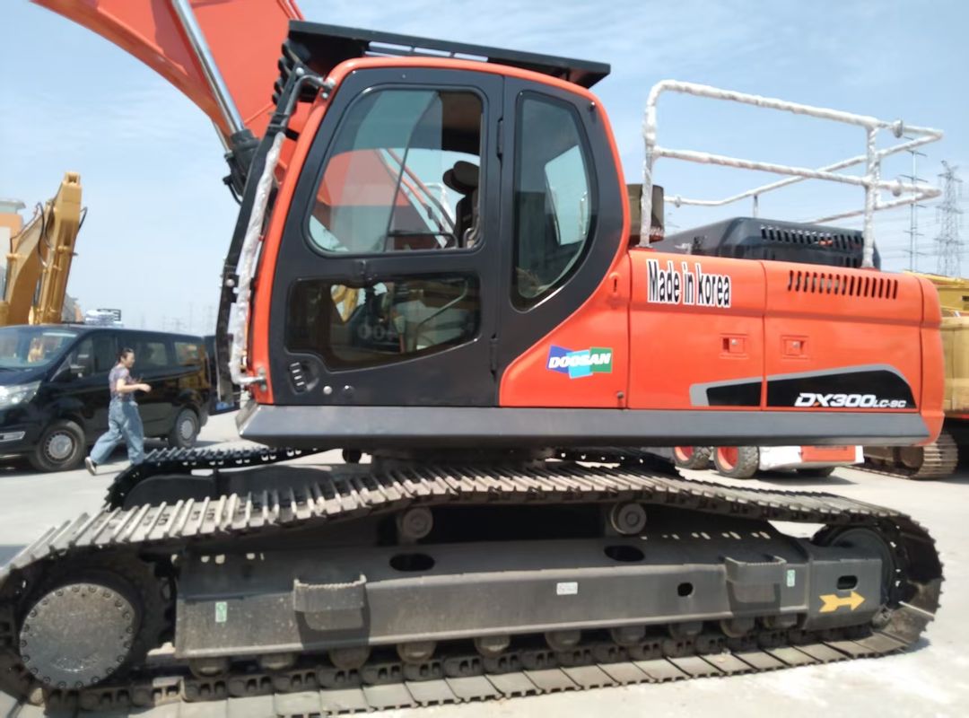 Excavatrice utilisée Doosan DX300LC-9C à vendre.