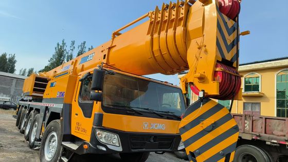 Une grue de 200 tonnes en bon état.